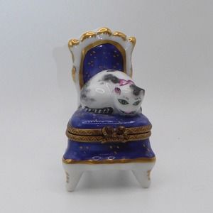 LIMOGES PORCELAIN PILL BOX Cat ON CHAIR PEINT MAIN PV (PARRY VIEILLE?) RARE